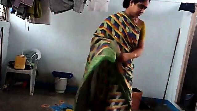 Aunty change saree
