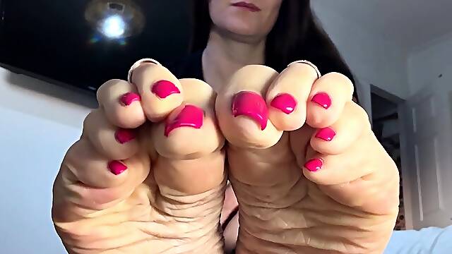 Flexible pale brunette with foot fetish does hot footjob