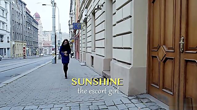 The escort babe gets it hard