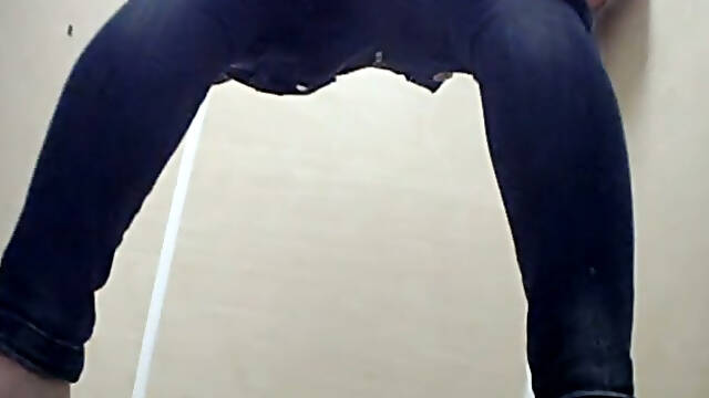 White brunette amateur chick in jeans pisses in the toilet