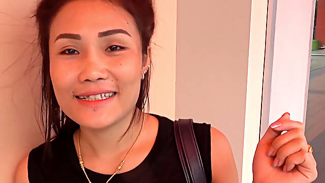 Thai amateur girl picked up in a Tuk Tuk and taken to his hotel
