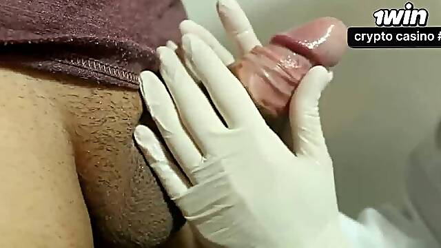 Médica faz boquete especial até o paciente gozar no consultório - o mais quente pornô XXX!