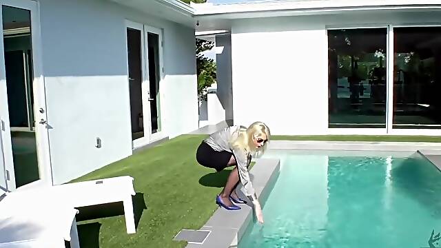 Wetlook pool strip in satin