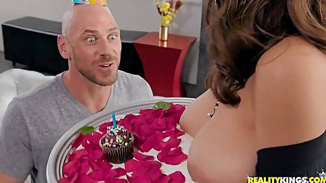 Ella Knox pleased her mate with hardcore sex on his birthday