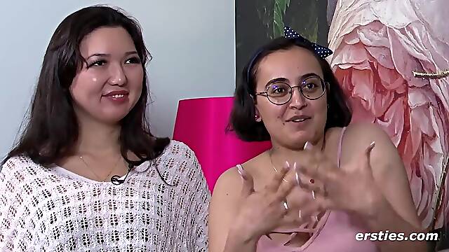 Nerdy German Brunette Babes Ameliya & Jasmina fingern und lecken sich gegenseitig nach Lust und Laune - Lesbian