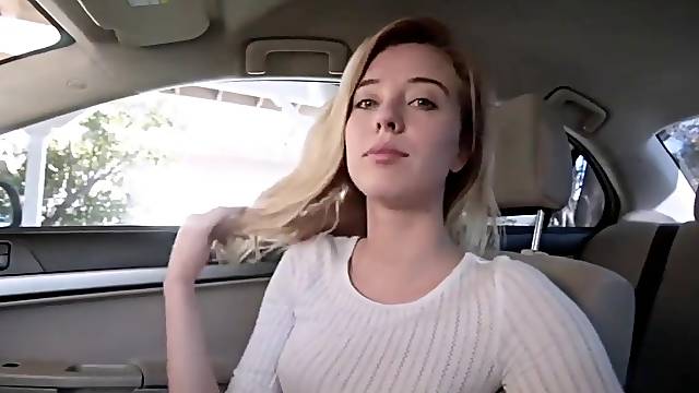 Heiße Blondine fickt einen Kerl in einem Auto