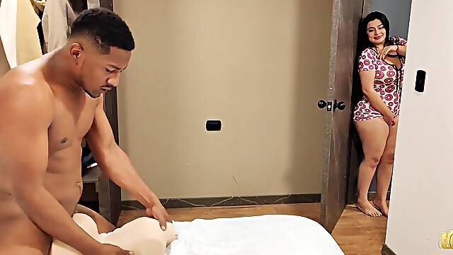 Mi roomie me mira mientras juego con mi nueva muñeca tantaly