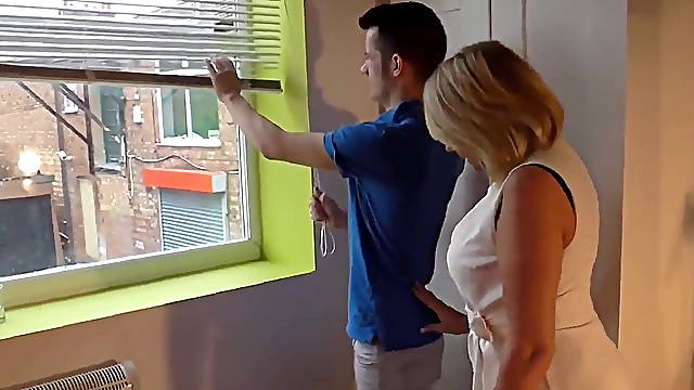 Kunde.. fickt seine blonde Maklerin