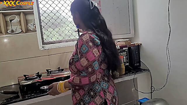 Desi maid hot XXX fun in KICHEN.
