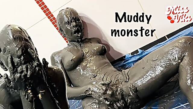 Muddy Monster! Mud Even in My Mouth! Hard Masturbation!