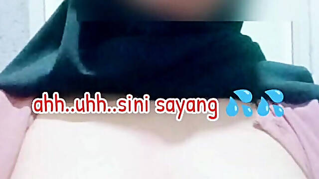 Indonesian Singlemom Shows off Milk